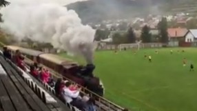 Влак мина покрай тъчлинията по време на мач (ВИДЕО)