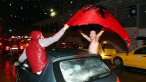 В Тирана посрещнаха футболистите на Албания като национални герои (ВИДЕО)