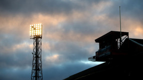 Фен заспа в тоалетната на стадиона, остана заключен там до полунощ