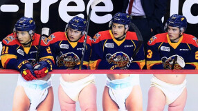 Хванаха хокеисти по бели гащи