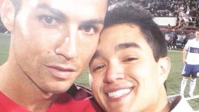 Кристиано Роналдо не отказва селфи дори по време на мач