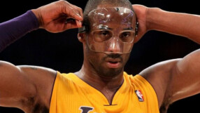 Коби Брайънт продава маската си на търг 