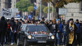 Поп и катафалка начело на шествието на 