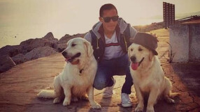 Алексис Санчес релаксира с кучетата си преди мача с 