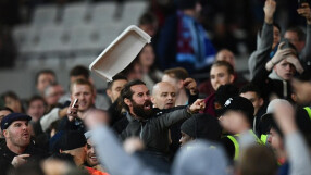 Бой и безредици при дербито между 