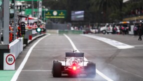 Люис Хамилтън потегля първи в Мексико