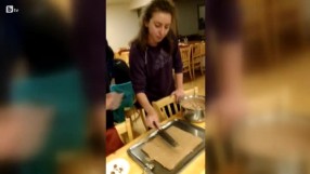 Сметана, шоколад, банани... Вълшебната торта на Златните момичета (ВИДЕО)