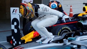 Безкомпромисен Хамилтън триумфира в Япония