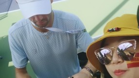 Григор разцелува фенка в Шанхай (ВИДЕО)