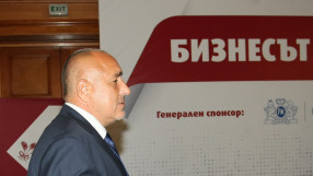 Премиерът поиска от бизнеса по-добри заплати, за да не бягат българите