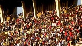 Убиха с камък футболен фен в Африка