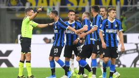 Поздрав между Бонучи и съдията на мача с 