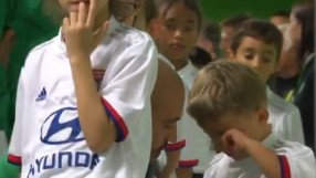 Емоционално: Вратар утешава сина си в тунела преди мач (ВИДЕО)