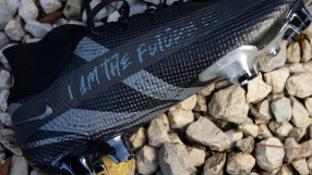 Вдъхновяващи думи от бедни деца върху обувките на Маркъс Рашфорд