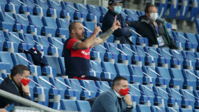 Предимството на празните трибуни: Деян Станкович дава наставления след червен картон