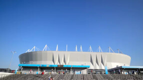 Уволниха директор заради еротична фотосесия на стадион