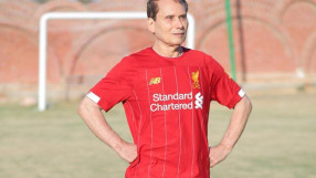 Шест внучета стискат палци на най-възрастния футболист (ВИДЕО)