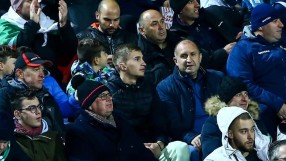 Президентът Радев изгледа победата на България сред феновете