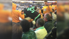 Феновете се бият, а тя... пие (ВИДЕО)