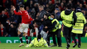 Ентусиазиран фен опита да съблече Кристиано Роналдо (ВИДЕО)