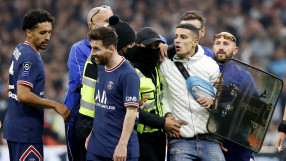 Хвърлени бутилки и напрежение по трибуните и терена белязаха 