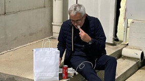 Наказаният Моуриньо вечеря сам на стълбите пред стадиона в Сардиния