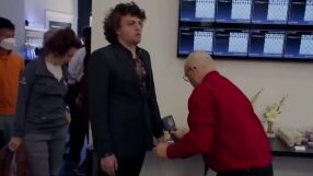 Някакви метални предмети? Претърсиха цялото тяло на скандален шахматист