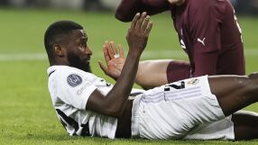 Вижте как шият Рюдигер в съблекалнята на 