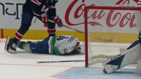 Хокеист прати съперник в нокдаун... със стика