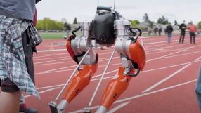 Робот счупи световен рекорд на Гинес за спринт на 100 метра