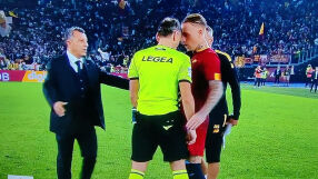 Сюрреалистична сцена между рефер и футболист (ВИДЕО)