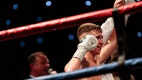 Шампион по бокс загина, докато разглежда риби с шнорхел