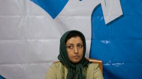 Нобеловият лауреат за мир Наргес Мохамади: Пребиха ме с полицейска палка