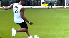 Bend It Like AJ? Джошуа засенчи Бекъм (ВИДЕО)