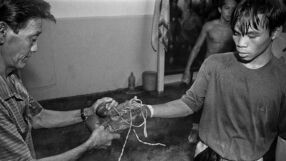 Гладуваше в джунглата, днес има 350 милиона в банката (СНИМКИ)