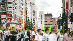 Повече от половината население на света притежава смартфони