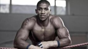 4 дни в пълен мрак, но с халат за 370 паунда (СНИМКИ)