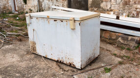 Двама братя загинаха в Колумбия, затворени в хладилник, „докато играят на криеница“