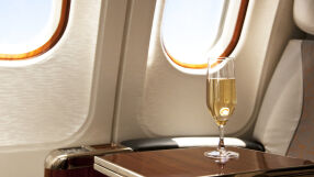 Авиокомпания вече предлага безплатна бира и вино за всички пътници в икономична класа
