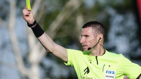 Свиреше за 8 лева на мач, а днес вади картони на Роналдо (ВИДЕО)