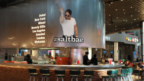 Salt Bae „пресоли“ бизнеса си: Ресторантът загуби 5,4 млн. паунда 