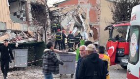 Седеметажна обитаема жилищна сграда се срути край Истанбул (СНИМКИ, ВИДЕО)