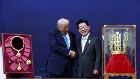 Доналд Тръмп получи подарък златна корона от Южна Корея (СНИМКИ и ВИДЕО)