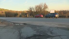 Без маркировка и с висок риск: Защо пътят между Бистрица и Железница продължава да чака ремонт?