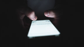 Брюксел иска да следи чатовете ви? Какво е Chat Control и защо искат да го приложат