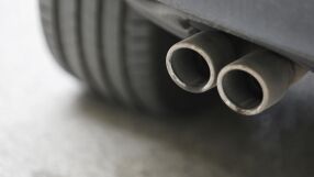 Завръщането на ауспусите: Предлагат край на безплатното паркиране за електрически коли в София