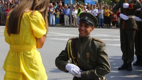 Да предложиш брак на военна церемония (СНИМКИ)