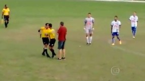Рефер извади пистолет по време на мач (ВИДЕО)