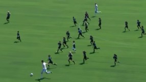 Сблъсъкът на сезона: Стивън Джерард и Роби Кийн не пожалиха 30 дечица (ВИДЕО)