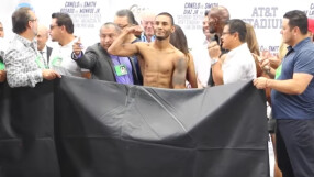 Боксьор от САЩ лъсна чисто гол на кантара (ВИДЕО)